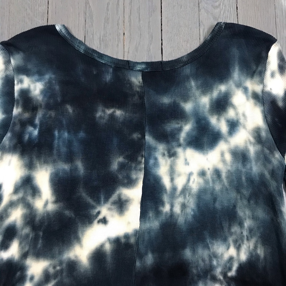 Aiden Y Tie Dye 3/4 Sleeve Ribbed Loose Swing Top - Picture 7 of 7